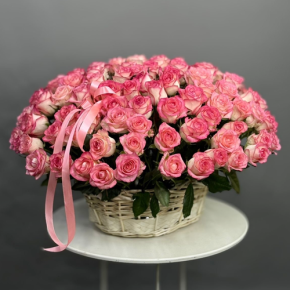Композиция в корзине из 101 розы Джумилия в Сергиевом Посаде