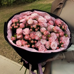 Букет из кустовых роз Бомбастик и гиперикума (50 см) в Сергиевом Посаде