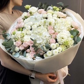 Букет "Пастелла" из кустовых пионовидных роз, Голландской Гортензии, эустомы, хризантемы Ньютон и эвкалипта в Сергиевом Посаде