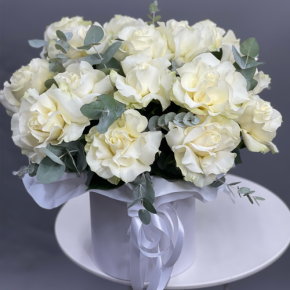 Композиция в шляпной коробке из роз Эквадор Мондиаль в Сергиевом Посаде