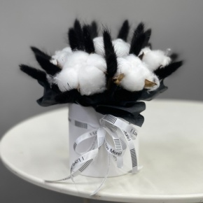 Композиция в шляпной коробке мини "Чикатуха" из хлопка и лагуруса в Сергиевом Посаде