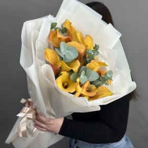 Букет из 17 оранжевых калл с эвкалиптом в Сергиевом Посаде