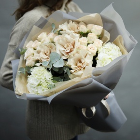 Букет "Вайб" из роз Эквадор Квиксенд, гортензии и кустовых роз в Сергиевом Посаде