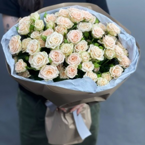 Нежный букет из 17 кремовых кустовых роз (60 см) в Сергиевом Посаде
