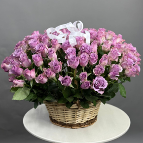 Композиция в корзине из 131 кенийской розы (40 см) в Сергиевом Посаде