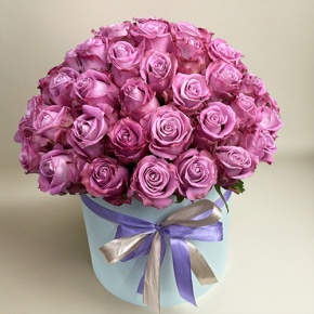 Композиция в шляпной коробке из 51 розы Меритим в Сергиевом Посаде