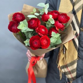 Букет из 11 ранункулюсов и эвкалипта в Сергиевом Посаде