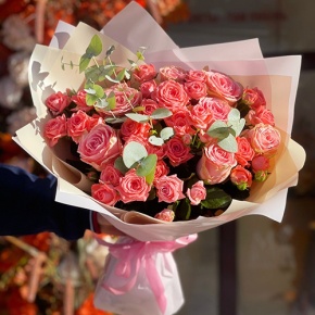 Букет "Деко" из кустовых коралловых роз и роз Софи Лорен в Сергиевом Посаде