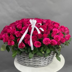 Композиция в корзине из 101 малиновой розы (40 см) в Сергиевом Посаде