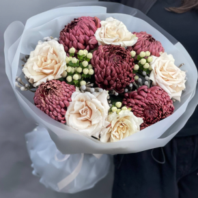 Букет "Всё что тебе касается" из хризантем Бигоуди, роз Эквадор Квиксенд и гиперикума в Сергиевом Посаде