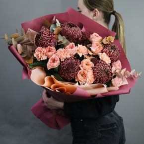 Букет "Осенний блюз" из хризантем Бигоуди, диантусов, скиммии и роз Риджентс парк  в Сергиевом Посаде