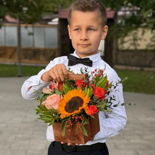 Деревянный ящик с подсолнухом, розами и калиной в Сергиевом Посаде