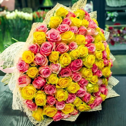 Букет из 101 розовой и лимонной розы (50 см) в Сергиевом Посаде