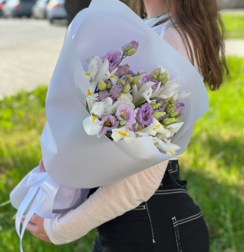 Букет "Вива ла дива" из эустом и ирисов в Сергиевом Посаде