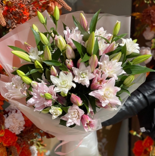 Букет из 11 ароматных пионовидных лилий в Сергиевом Посаде