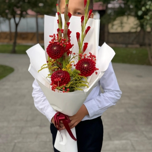 Букет на 1 сентября с красными гладиолусами, георгинами и калиной в Сергиевом Посаде