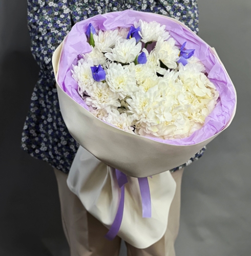 Букет "Грация" из ирисов, гортензии и кустовых хризантем в Сергиевом Посаде