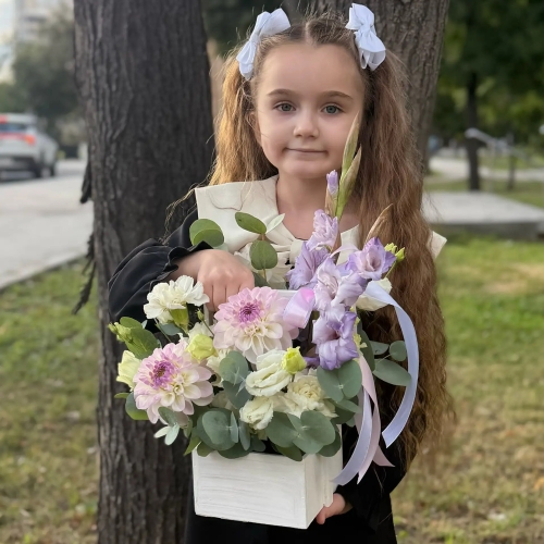 Композиция с георгинами на 1 сентября в белом ящике в Сергиевом Посаде