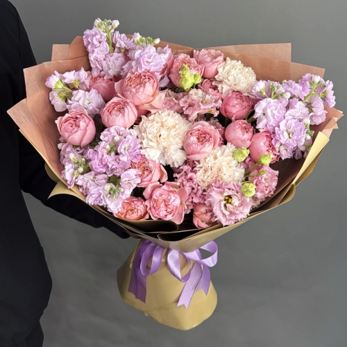 Букет "Амели" из ароматных маттиол, пионовидных кустовых роз Джульетта  эустом и диантусов в Сергиевом Посаде