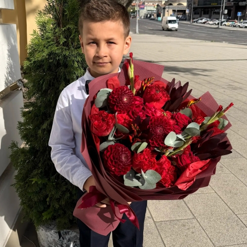 Букет с георгинами, розами и леукадендроном в Сергиевом Посаде