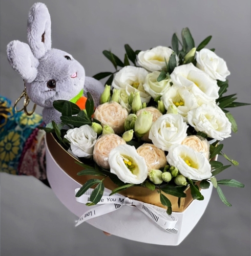 Композиция в коробке сердца из шоколадных пионов и эустом в Сергиевом Посаде