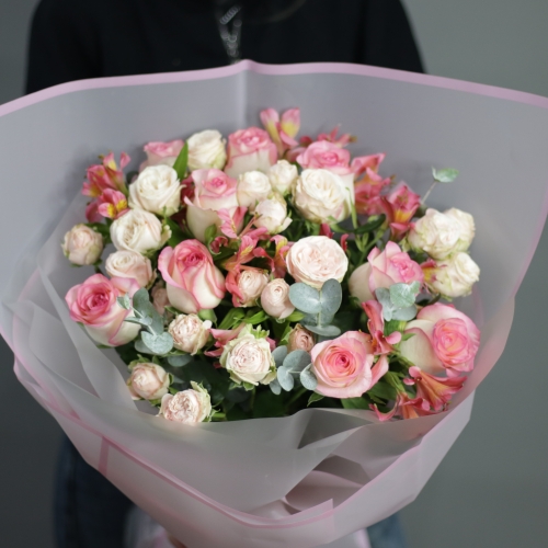 Букет "Розовый фламинго" из роз, альстромерии и эвкалипта в Сергиевом Посаде